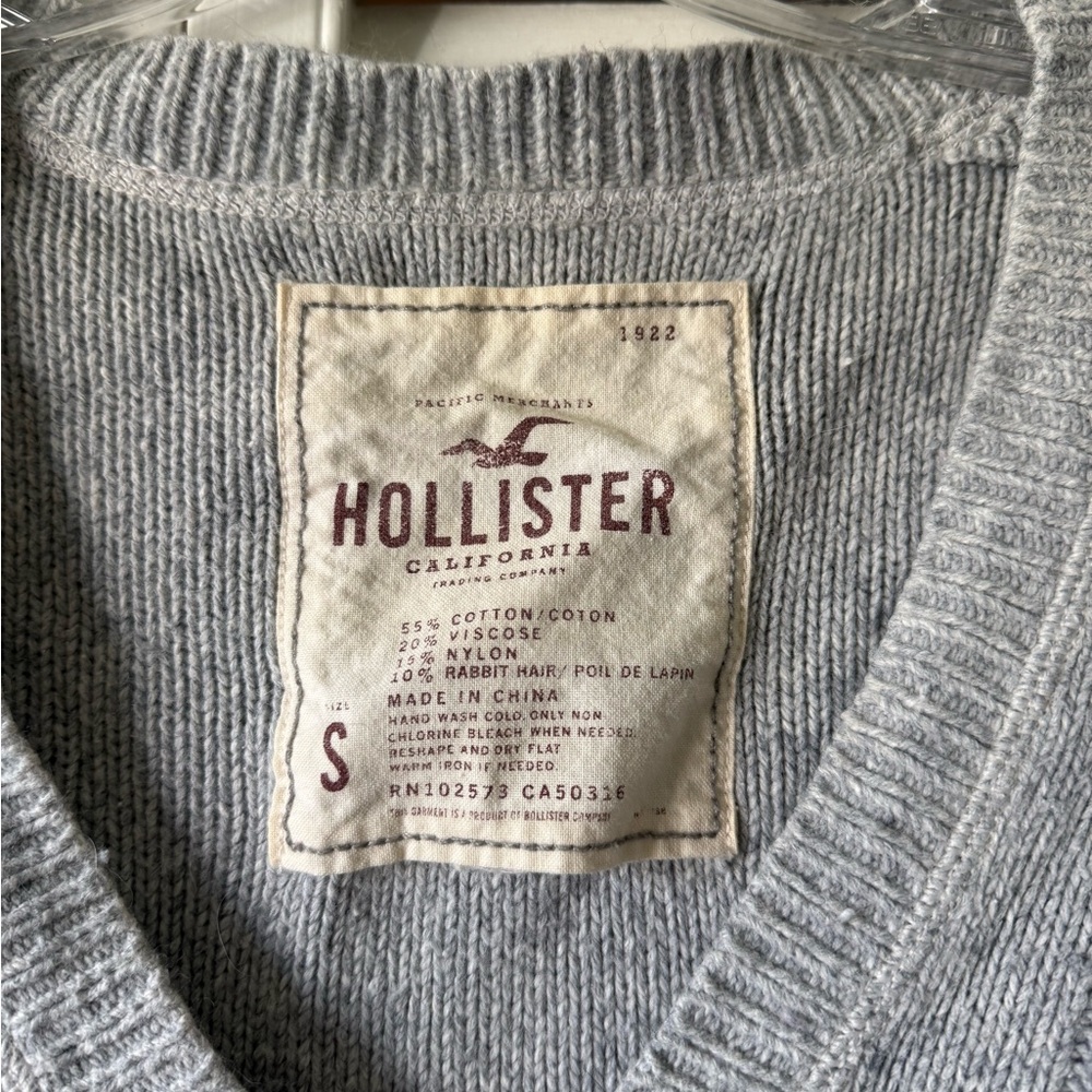 Hollister Light Gray Cable Knit V-Neck Sweater - Picture 2 of 3